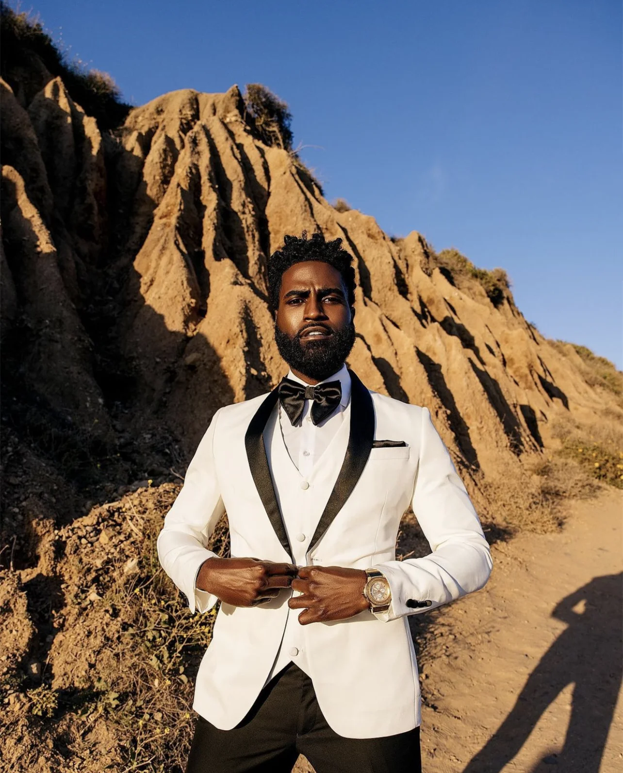 Мужской костюм из трех предметов белый блейзер жилет черные брюки приталенный