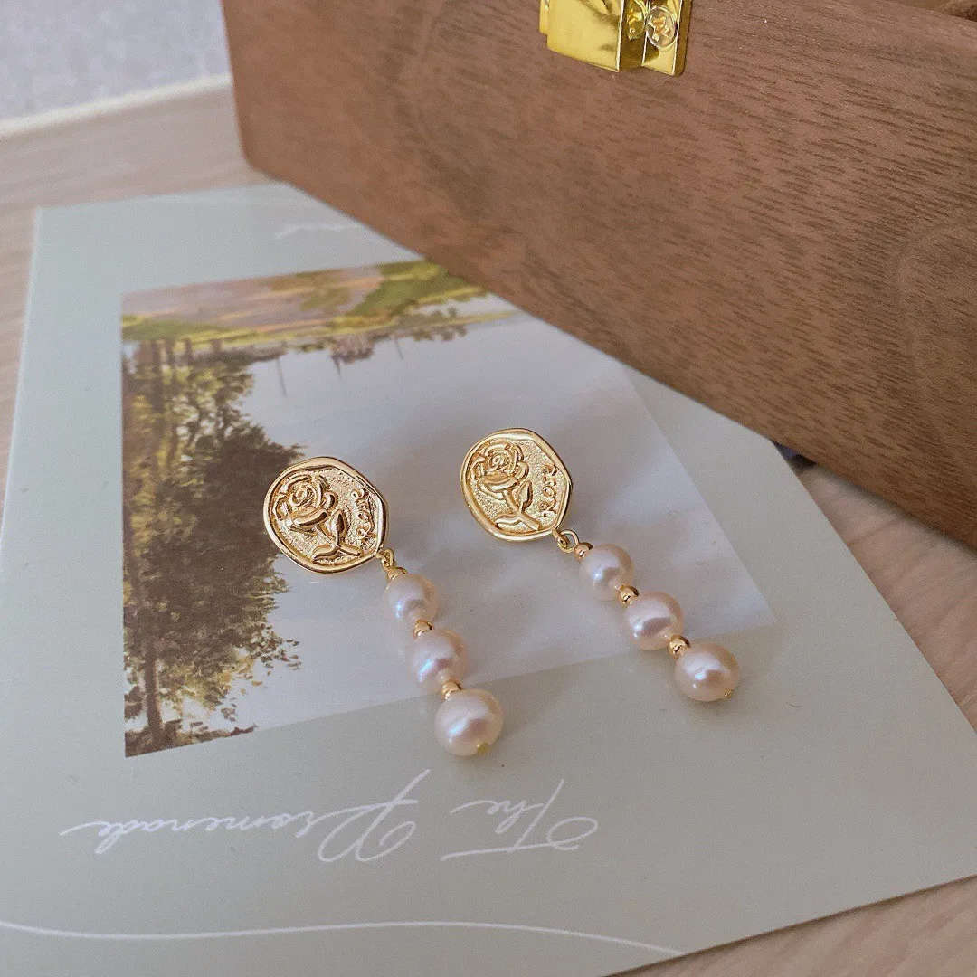 

Женские серьги-гвоздики с натуральным пресноводным жемчугом