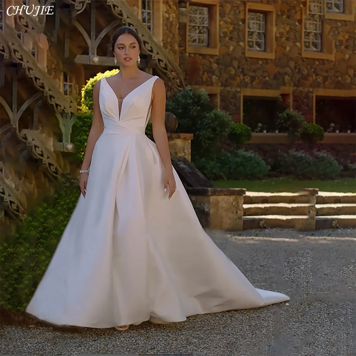 Женское атласное платье с V-образным вырезом