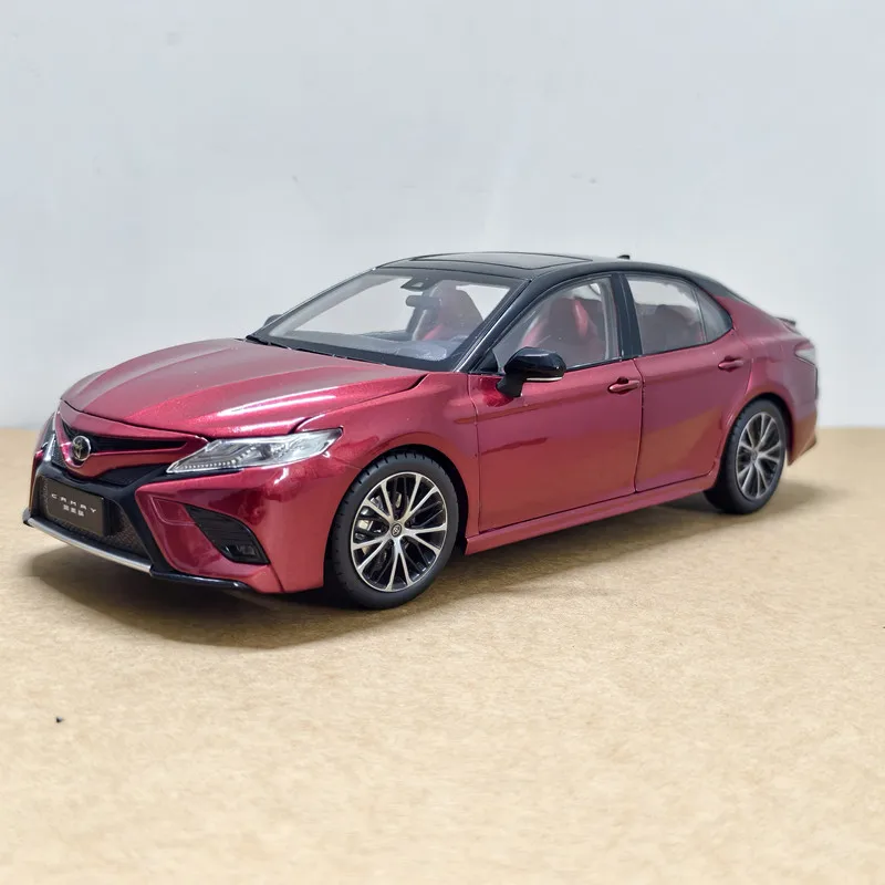 Фото Масштабная модель автомобиля Toyota Camry 8-го поколения (2018-2021) из сплава, 1:18 №4