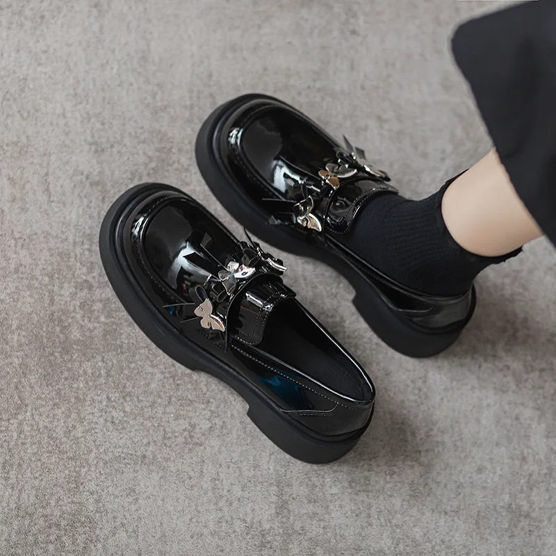 

Балетки из лакированной кожи, балетки из искусственной кожи с металлическим украшением, на среднем каблуке-копытце, базовые, из лакированной кожи, резиновые, средний металлический декор