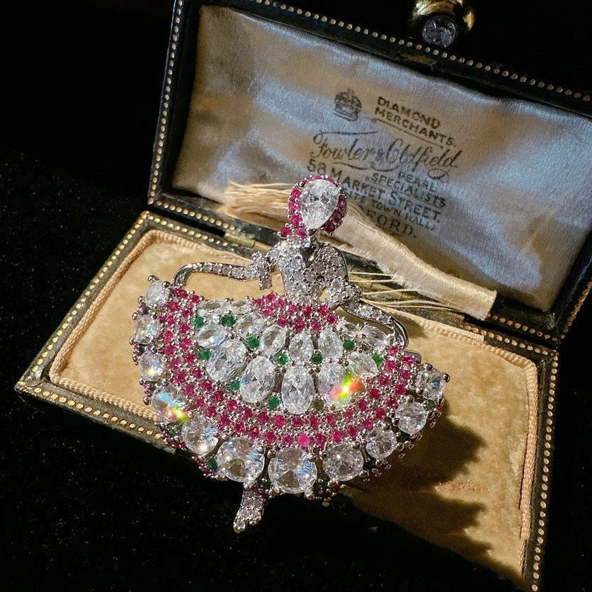

Ballet Girl White Stone Brooch