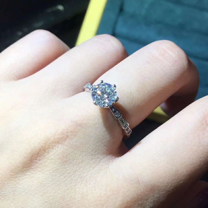 

Copy Eight Heart Eight Arrow Plating Pt950 Flash Zircon Imitation Mozanne 1 Carat Open Ring Female Network Red Live Envio Gratis