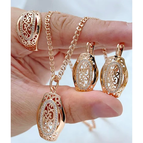 Кольцо Kinel золотистого цвета с кристаллами