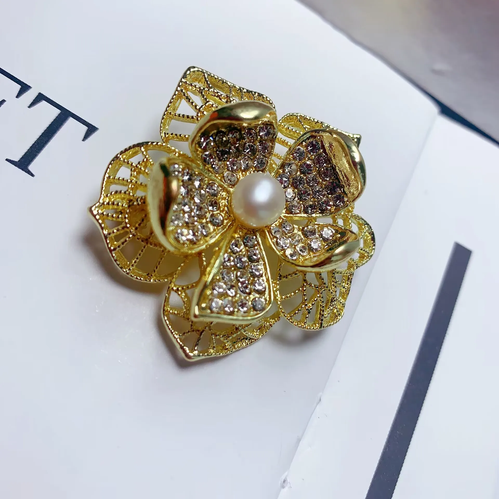 Korean Fashion Natural Pearl Fixed Shoulder Strap Charm Safety Pin Brooch Sweater Cardigan Clip Chain Brooch Trend Jewelry