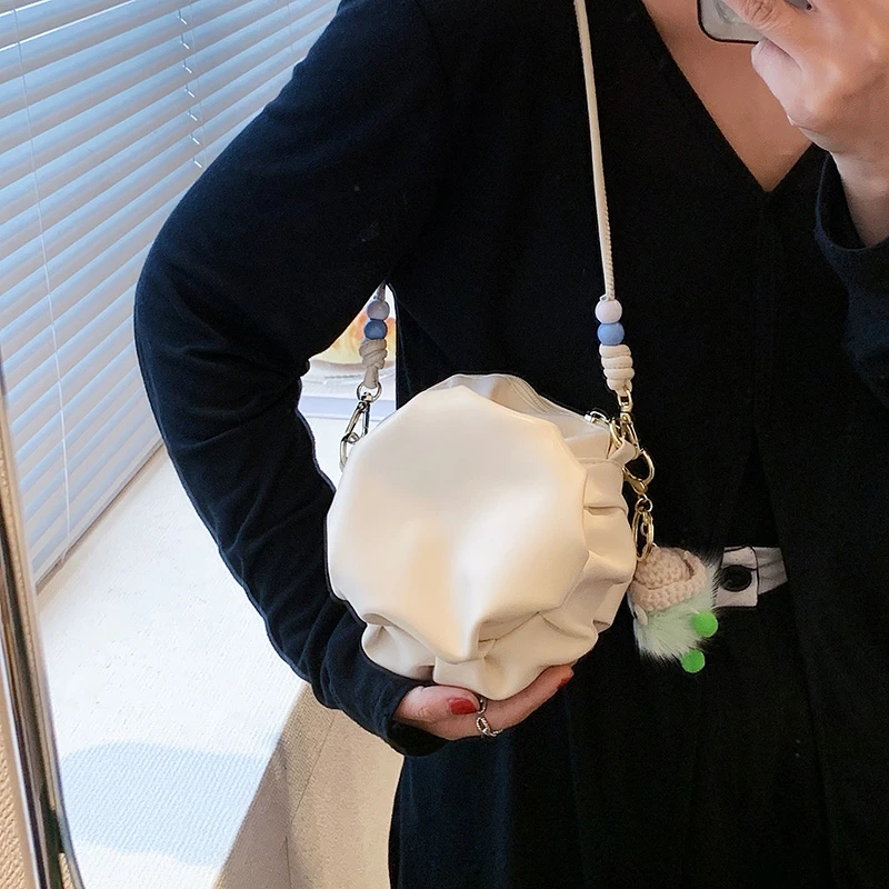 

Корейская нишевая модная маленькая сумка через плечо, женская новая плиссированная маленькая круглая сумка в виде облака, лето 2023