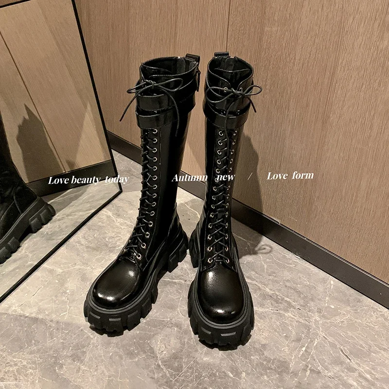 Рыцарские сапоги в стиле панк Duo Queue с металлической пряжкой и ремешком на молнии.