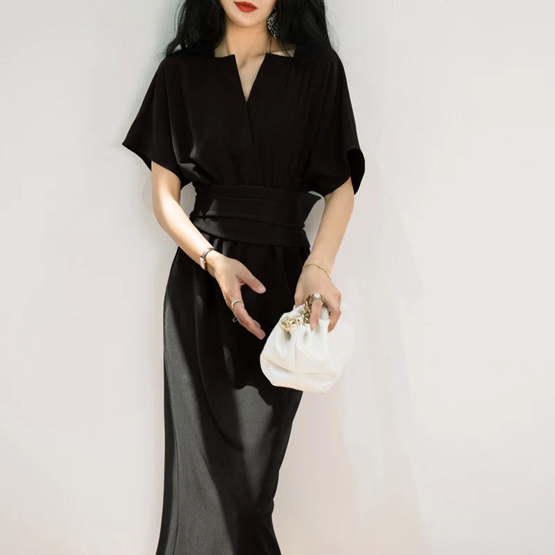 Женское длинное платье с разрезом черное облегающее в стиле ретро