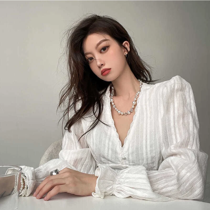 

Lace Short Shirt Women's Design Sense Niche Long-Sleeved Shirt 2022 Autumn New v-Neck White Pleated Top