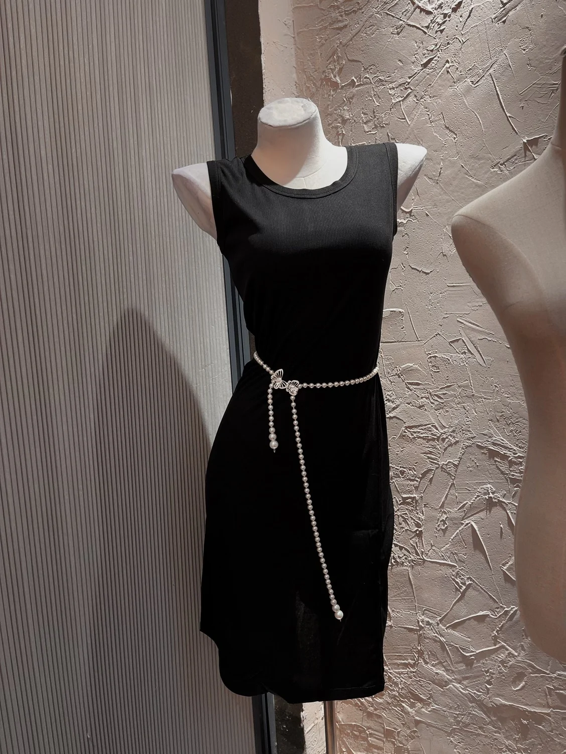 Жемчужно-черное трикотажное платье без рукавов с поясом-цепочкой средней длины