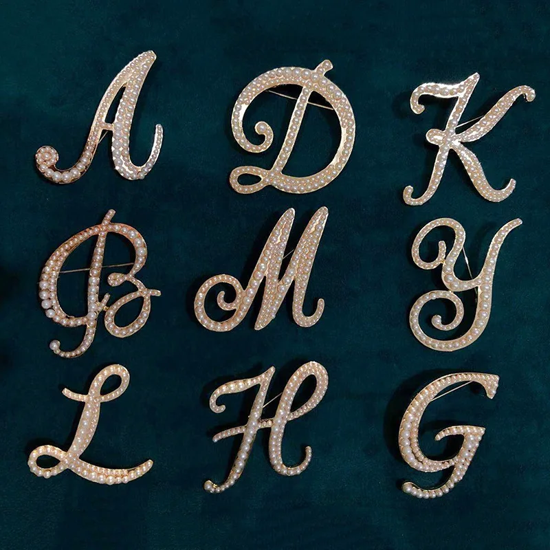 

Fashion English 26 Letter Brooch Luxury Pearl Brooch Ladies Banquet Accessories Wedding Jewelry Personality Name Souvenirs Gift