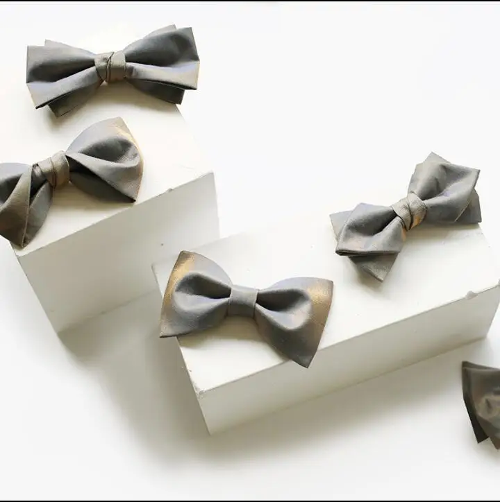 

Серый галстук-бабочка, модный телефон, свадебная Мужская сцена