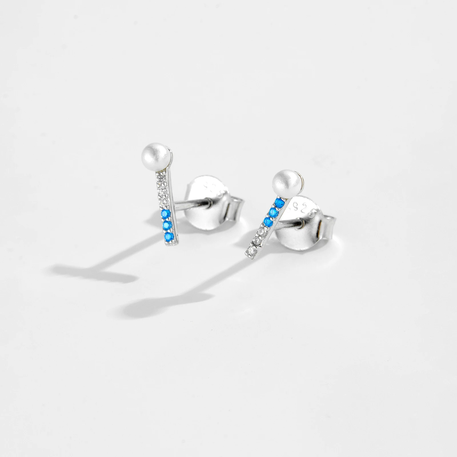 Серьги-гвоздики женские из серебра 925 пробы с фианитами