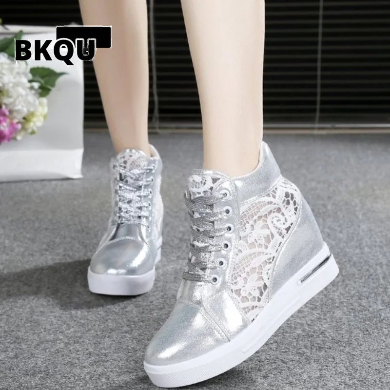 

BKQU летние женские бриллиантовые Женские Дышащие сетчатые кроссовки на плоской подошве кружевные лоферы на высоком каблуке на платформе же...