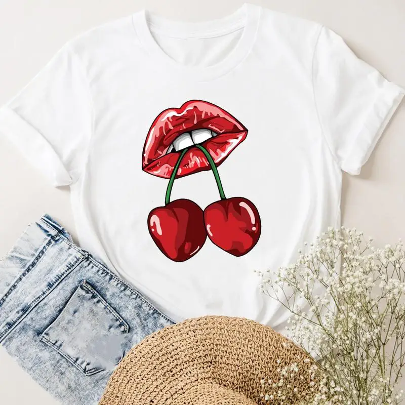 

Женская футболка с коротким рукавом и принтом в виде губ