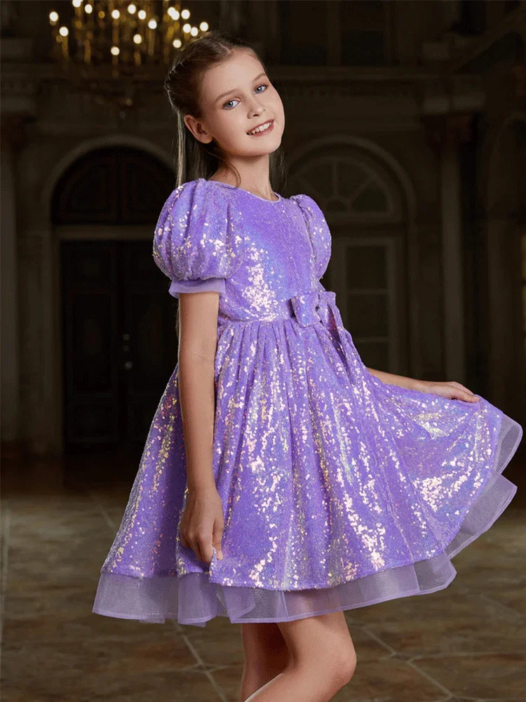 Фиолетовое вечернее платье с круглым вырезом и короткими рукавами блестками для