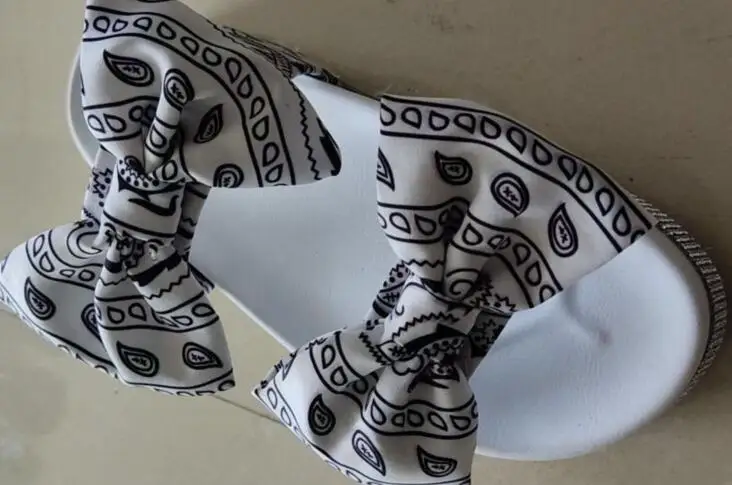 Large size bow sandals 2022 women new thick-soled mid-heel rhinestone satin slippers outdoor wild beach ms flip flop 36-43