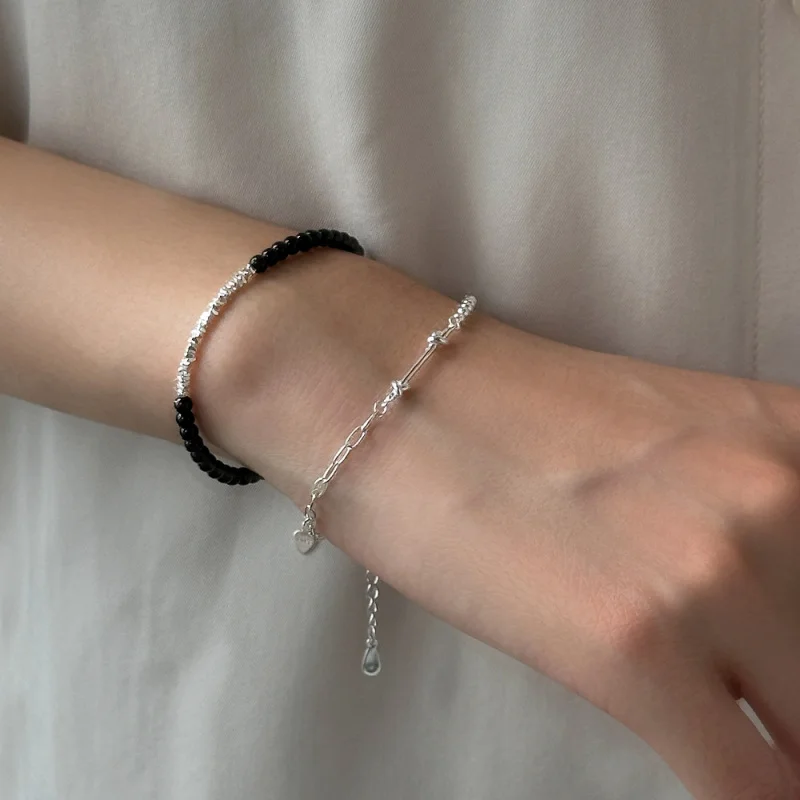 Браслет из серебра 925 пробы с изгибами и подвесками