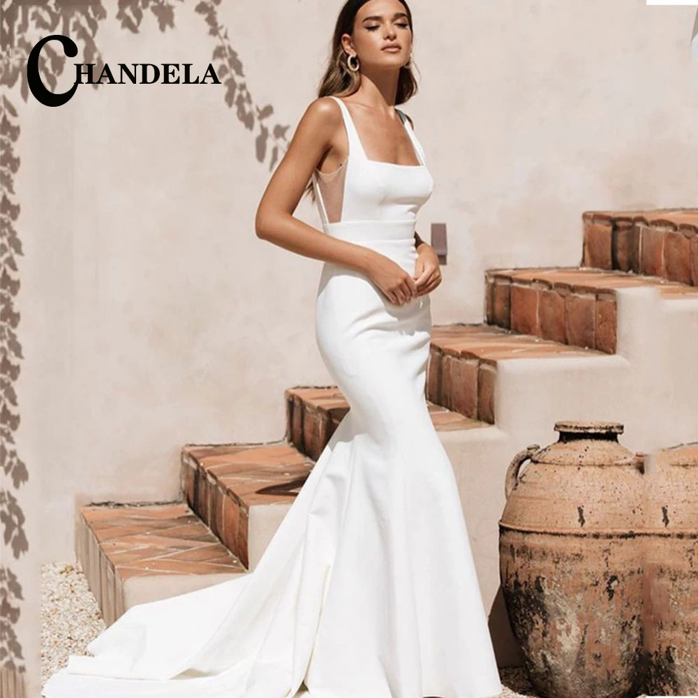 Привлекательное атласное платье-футляр