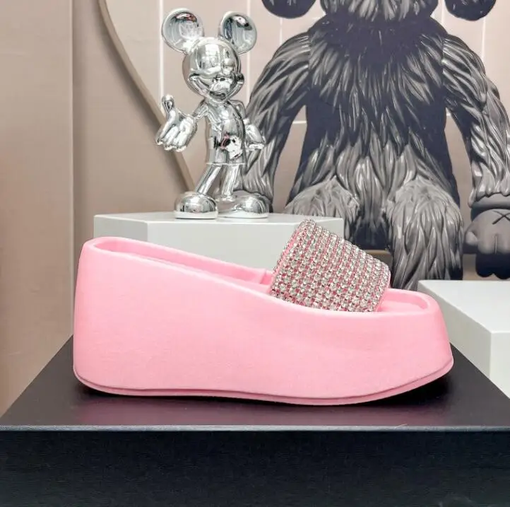 Женские туфли на танкетке розовые высоком каблуке со стразами лето 2023