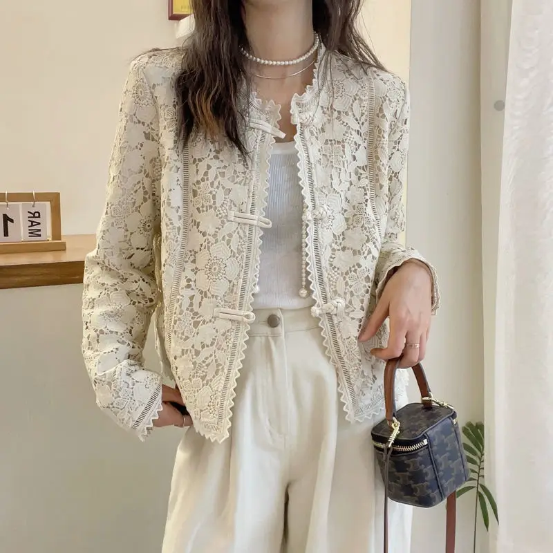 Женское короткое пальто с кружевными крючками и цветочным принтом женская