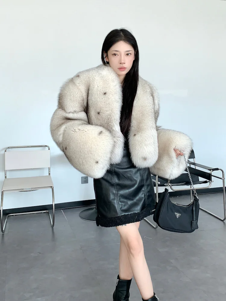 Рисунок 6 - Женское короткое пальто из натурального Лисьего меха