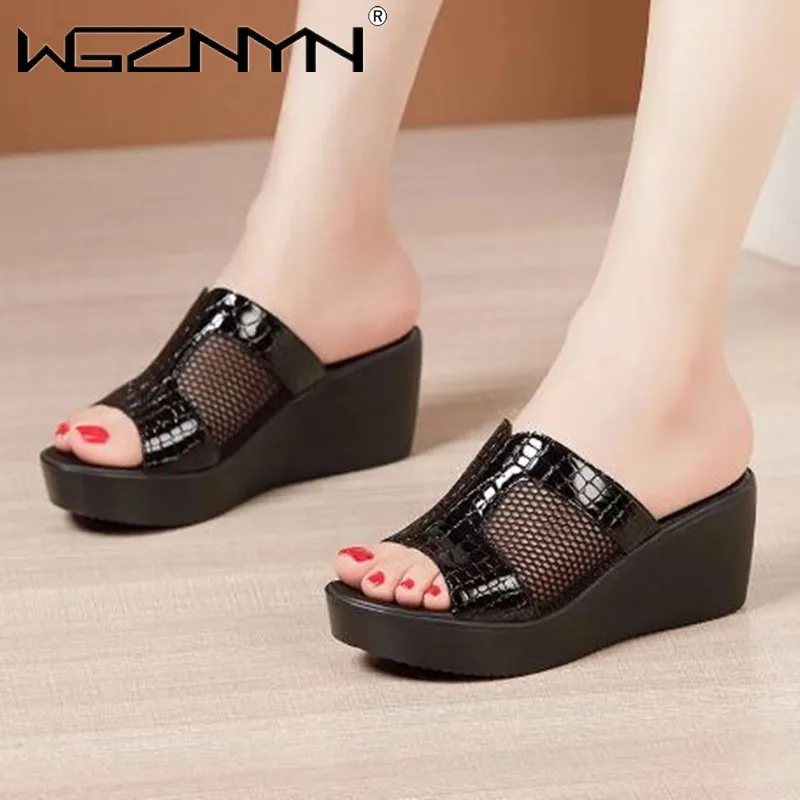 

Женские туфли на платформе и высоком каблуке, летние шлепанцы на танкетке с вырезами