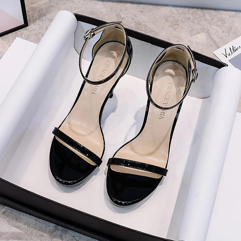 Женские босоножки из лакированной кожи на высоком каблуке и платформе