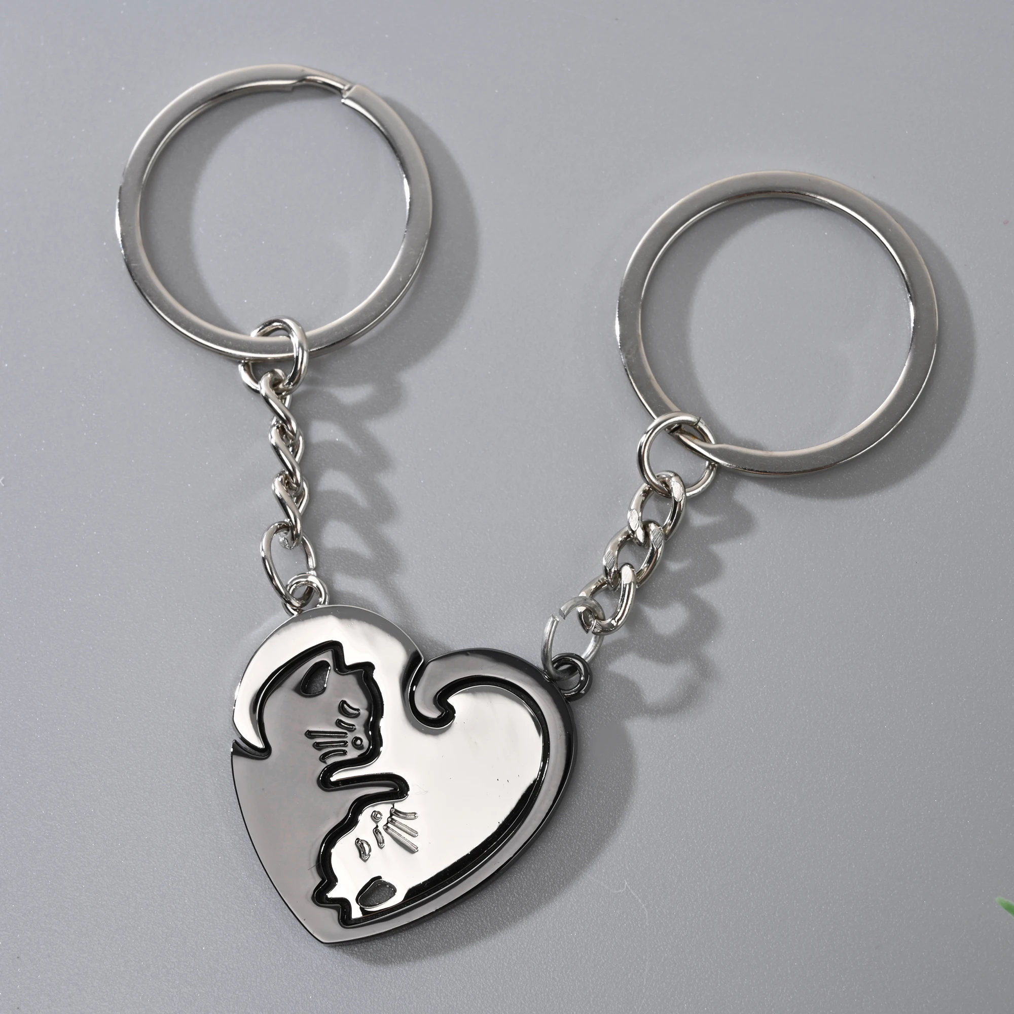 

2pcs/Set Cute Black White Cat Couple Keychains Lover Keyring Pendants Heart Round Stainless Steel Pulsera Valentine'S Day Gift