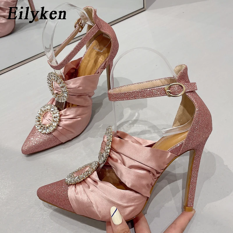 

Eilyken 2023 новый дизайн атласные прозрачные стразы; Женские туфли-лодочки с ремешком на застежке с острым носком на высоком каблуке; Вечерние с...