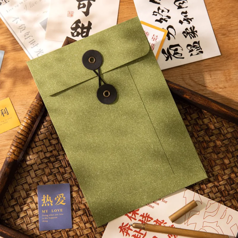 Конверт из крафтовой бумаги с пуговицами и завязками для хранения билетов