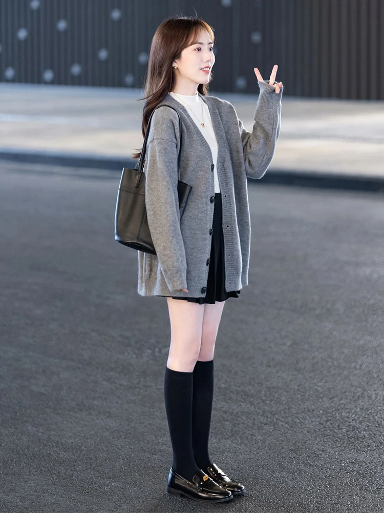 Высококачественный серый свободный свитер с v-образным вырезом и вышивкой Love