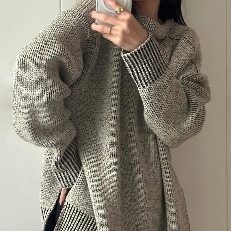 Женский трикотажный свитер с разрезом спереди и сзади длинным рукавом