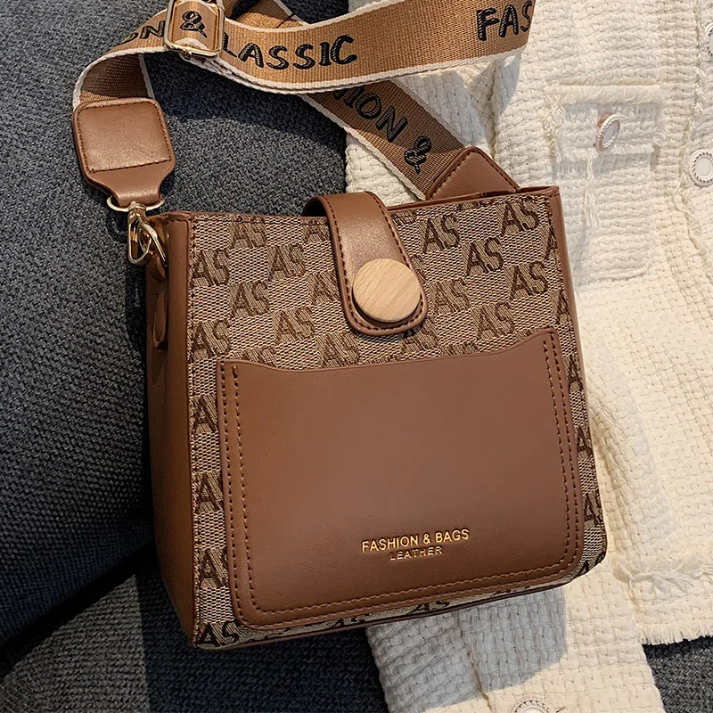 

Маленькие сумки-ведра на плечо для женщин, коллекция 2023 года, сумки через плечо с широкополосной полосой, однотонная плетеная женская сумка-мессенджер, роскошные брендовые сумки