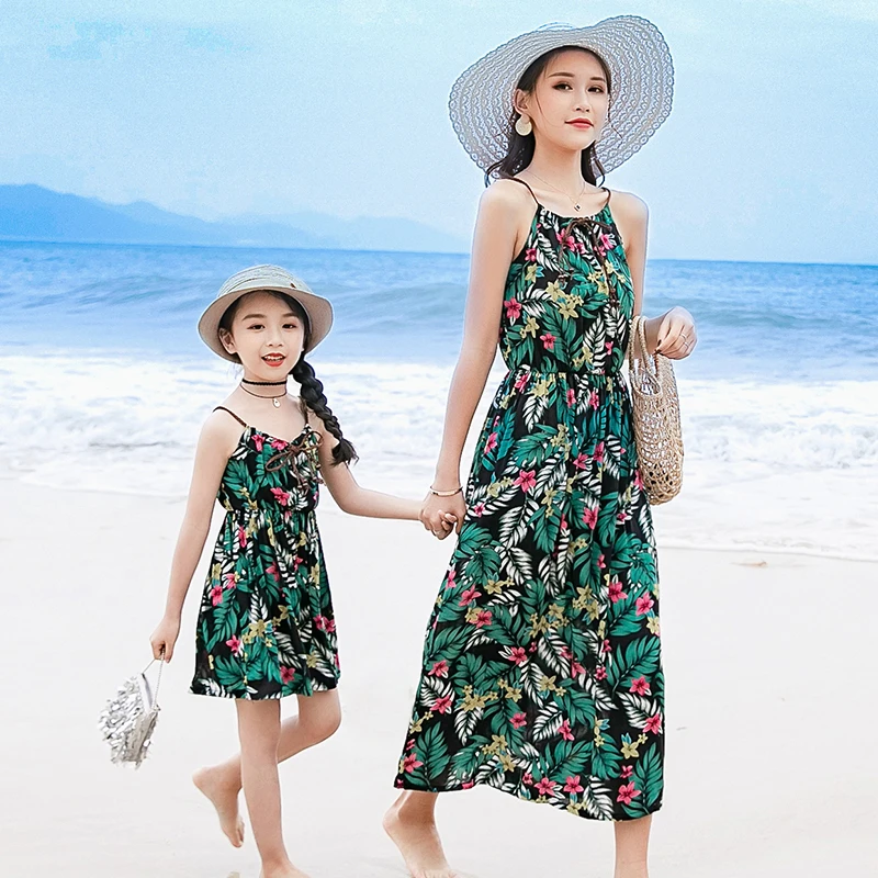 

Летняя одежда для мамы и детей; Пляжное платье; Одинаковые платья на бретельках с изображением пальмовых листьев для семьи; Коллекция 2022 год...