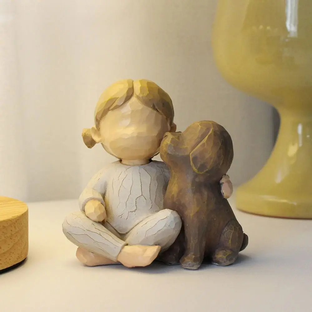 Маленькая фигурка статуя девушки и собаки уличный сад газон художественное