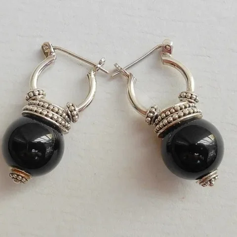 Серьги-подвески NovoPublic серебристого цвета с черным камнем