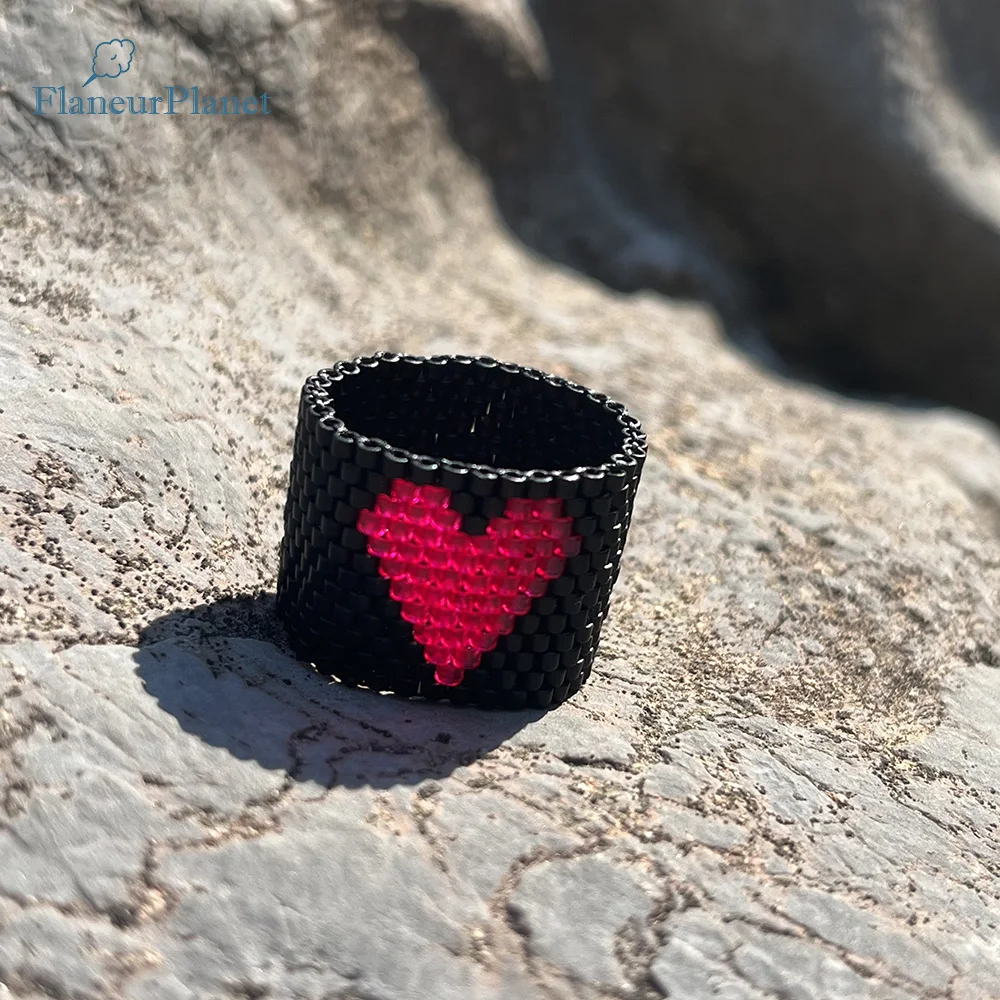 Черное готическое кольцо с рисунком в виде сердца