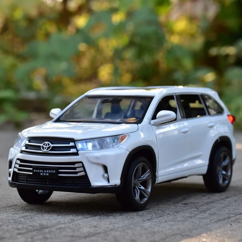 

Модель автомобиля из сплава для Toyota Highlander, 1:32