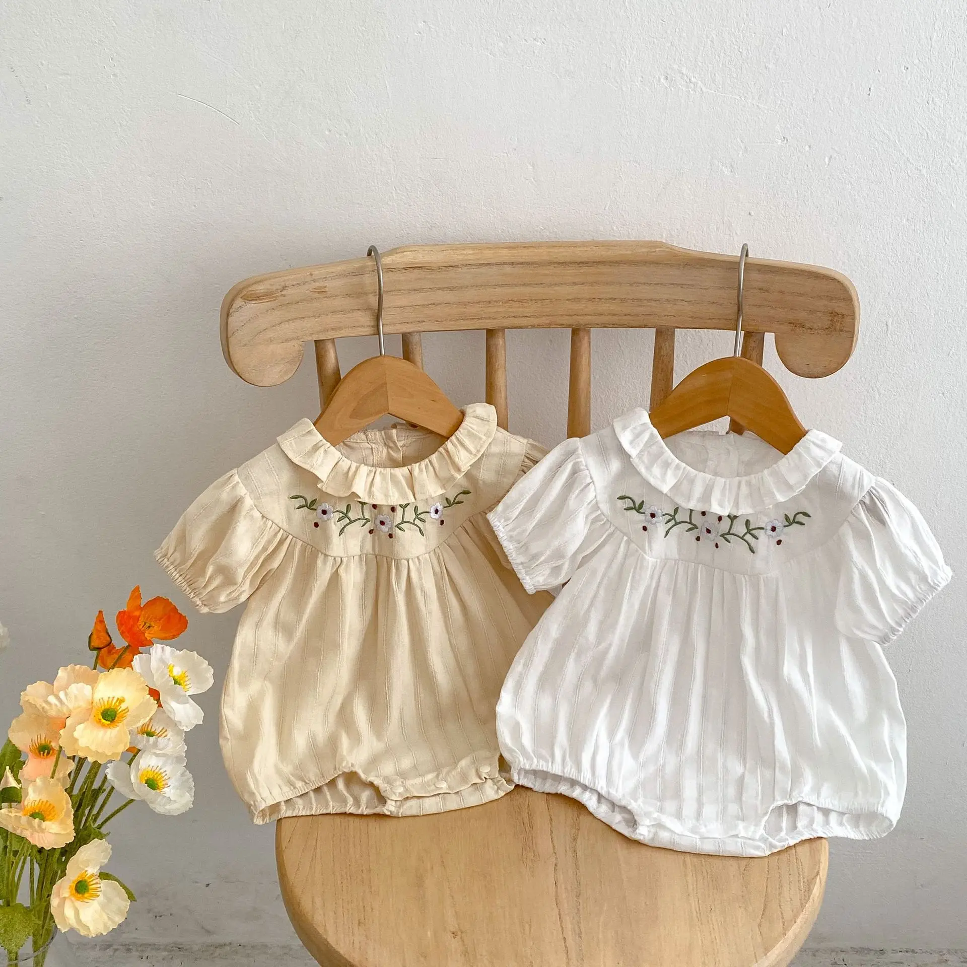 

2023 Fashion Newborn Flower Embroidery Short Sleeve Onesie Boy Girl Infant Loose Simple Thin Bodysuit Baby Cotton Fashion Romper