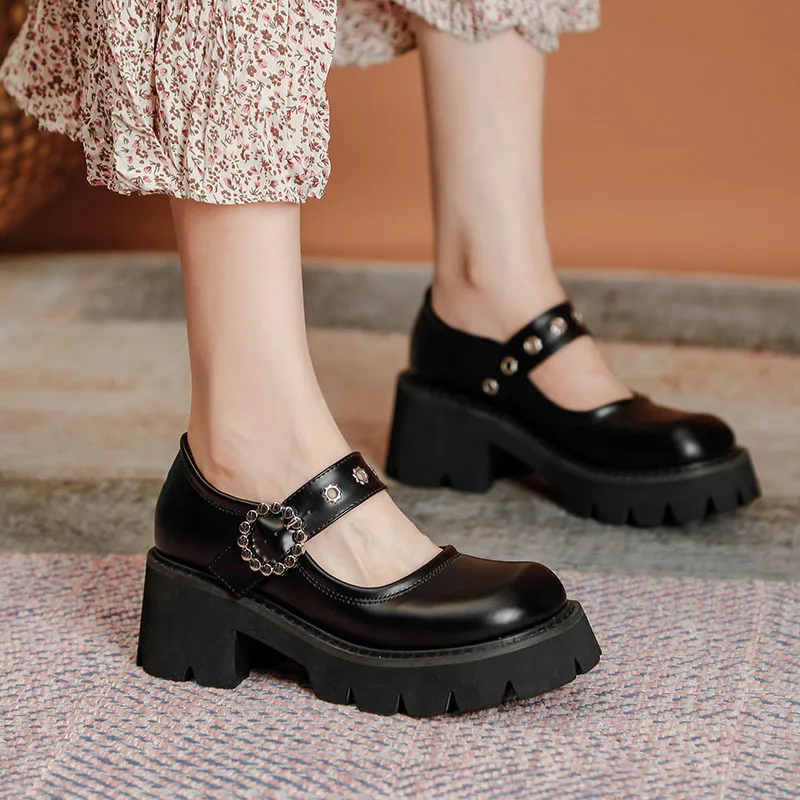 

Лоферы женские из лакированной кожи, на толстой платформе и каблуке 6 см, с заклепками, большие размеры 41 42 43