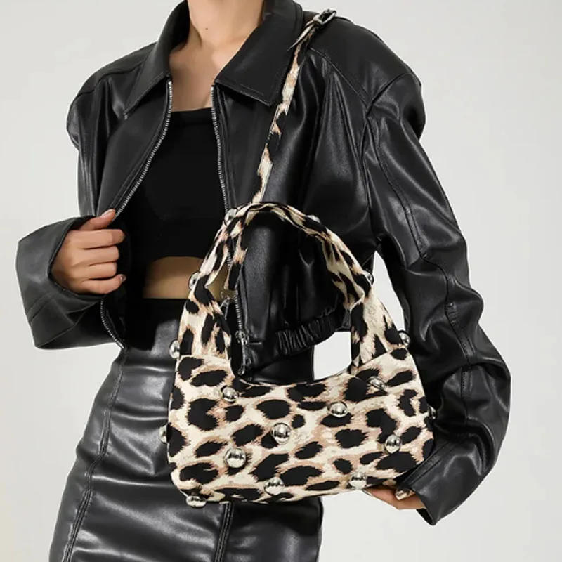 Новая женская сумка с леопардовым принтом модная через плечо заклепками женские