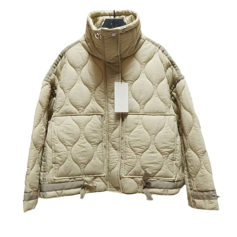 Женская стеганая куртка с высоким воротником и карманами на завязках