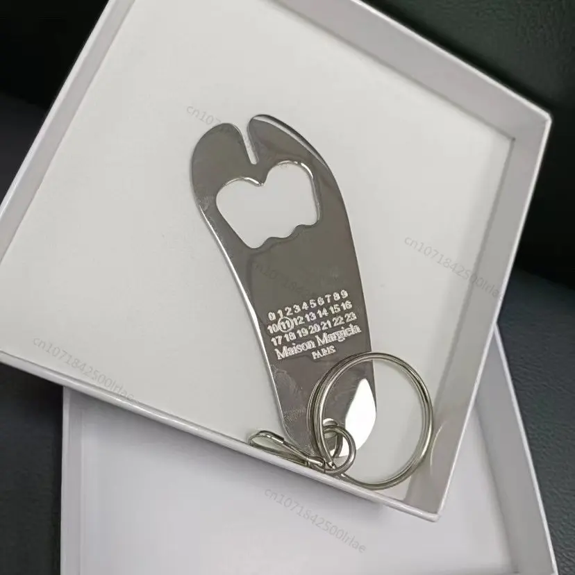 

Maison Margiela Key Chain Fashion MM6 23SS Classic Tabi Horseshoe Beer Bottle Opener Personalized Hanging Waist Jewelry Joyas