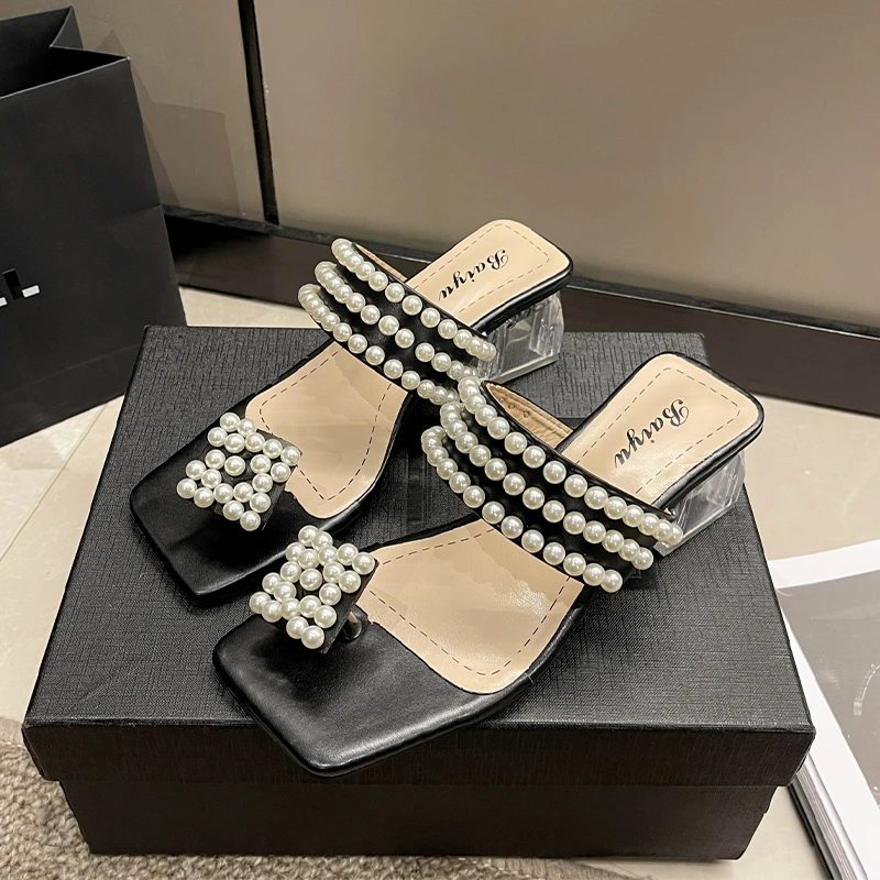 

Женские шлепанцы на среднем каблуке, милые сандалии с бусинами, новинка 2023, летние шлепанцы, дизайнерские сланцы с открытым носком для платья