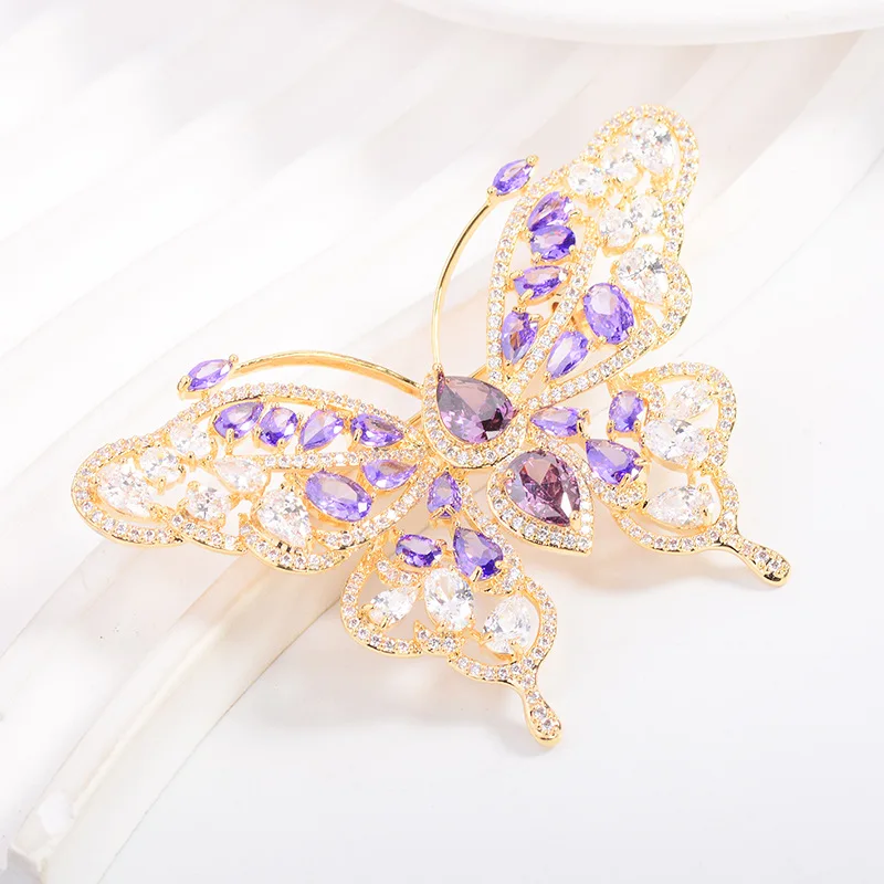 Женская брошь в виде бабочки