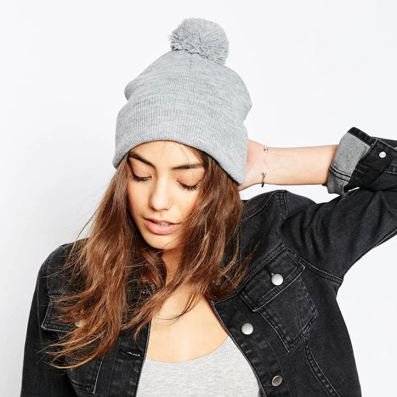 

Трикотажная зимняя женская трикотажная Шапка-бини с помпоном