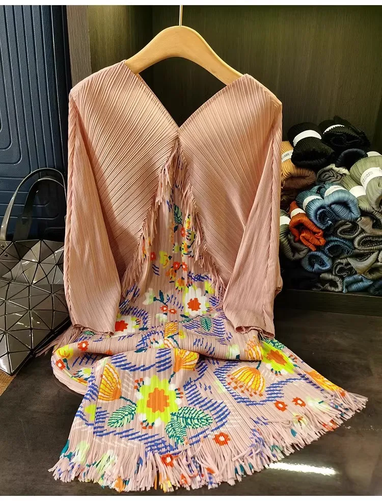 Плиссированное длинное платье миаке с V-образным вырезом и рукавами летучая мышь