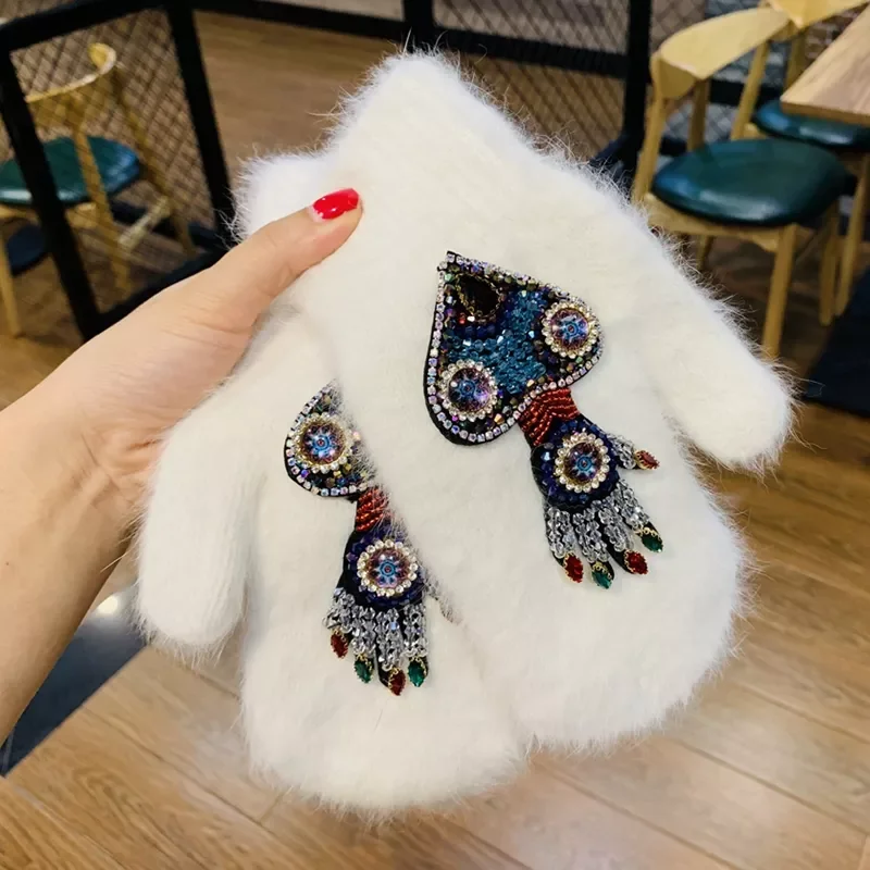 

Женские зимние перчатки из кроличьего меха с кристаллами