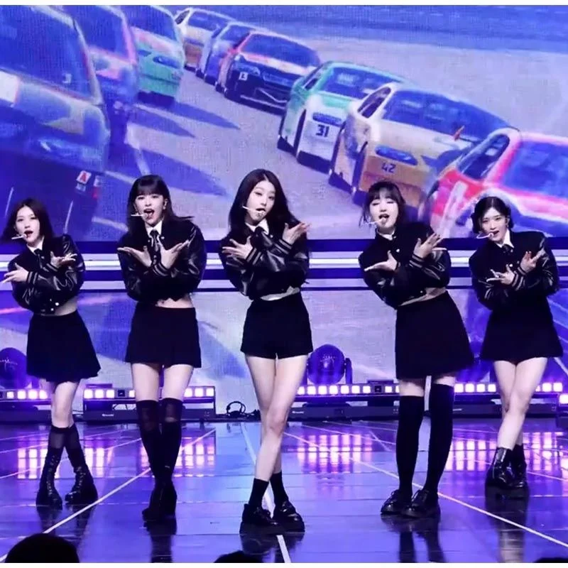 

Корейская группа девушек делает то же, что и раньше, танцевальные костюмы, джазовые куртки, взрослые хип-хоп